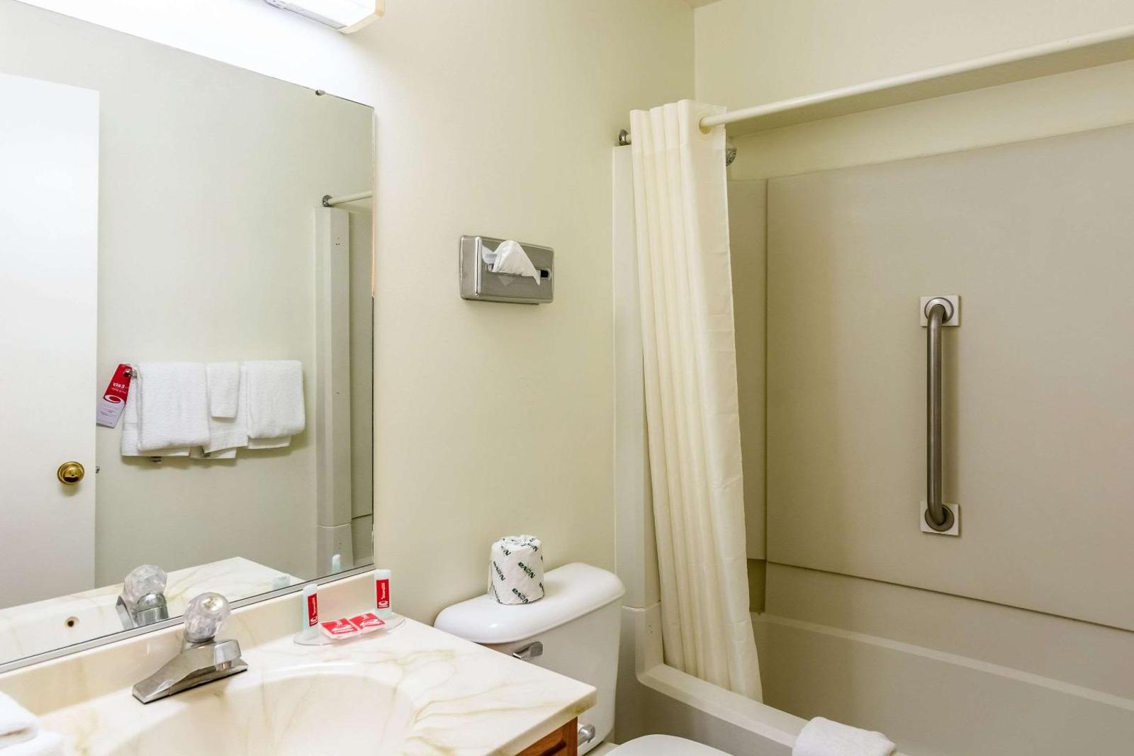 Econo Lodge East Staunton Main image 1